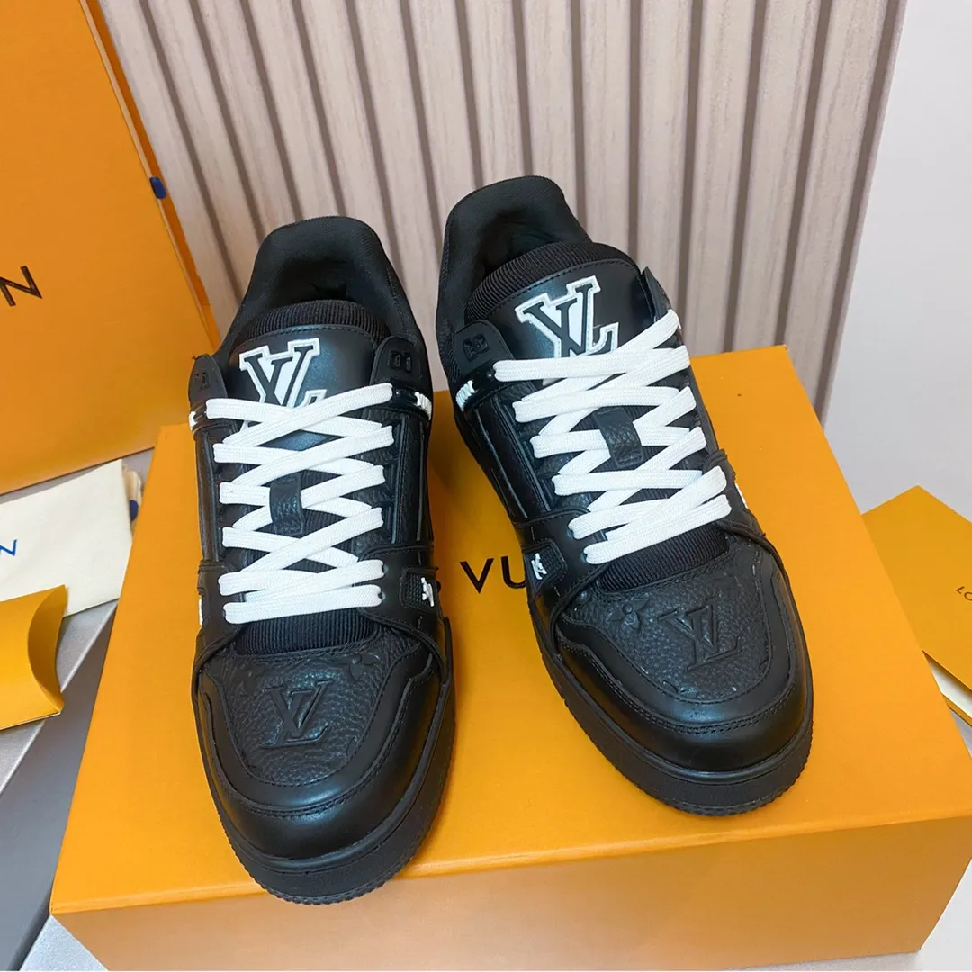 👟👟Ex-factory price 840👟👟 Lujia LV Trainer series Classic hot-selling sneakers are originally developed and heavily invested in quality building. The eye-catching innovation in the upgrading and re-engineering project. The upper is made of finely selected calf leather. Craftsmanship details: topstitching, handwritten notes. LV letters on the tongue and side. Louis Vuitton logo on the side in handwriting. Luggage tag on the side. LV on the back. U👟👟Ex-factory price cycling upcycled logo The outsole is decorated with Monogram flowers The outsole is all original T👟👟Ex-factory price U material, extremely high-grade and super wear-resistant Sixe: 35~46